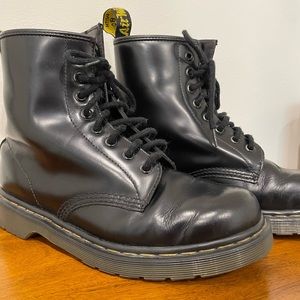 Dr. Martens- The Original 1460 WOMEN'S SMOOTH LEATHER LACE UP BOOTS